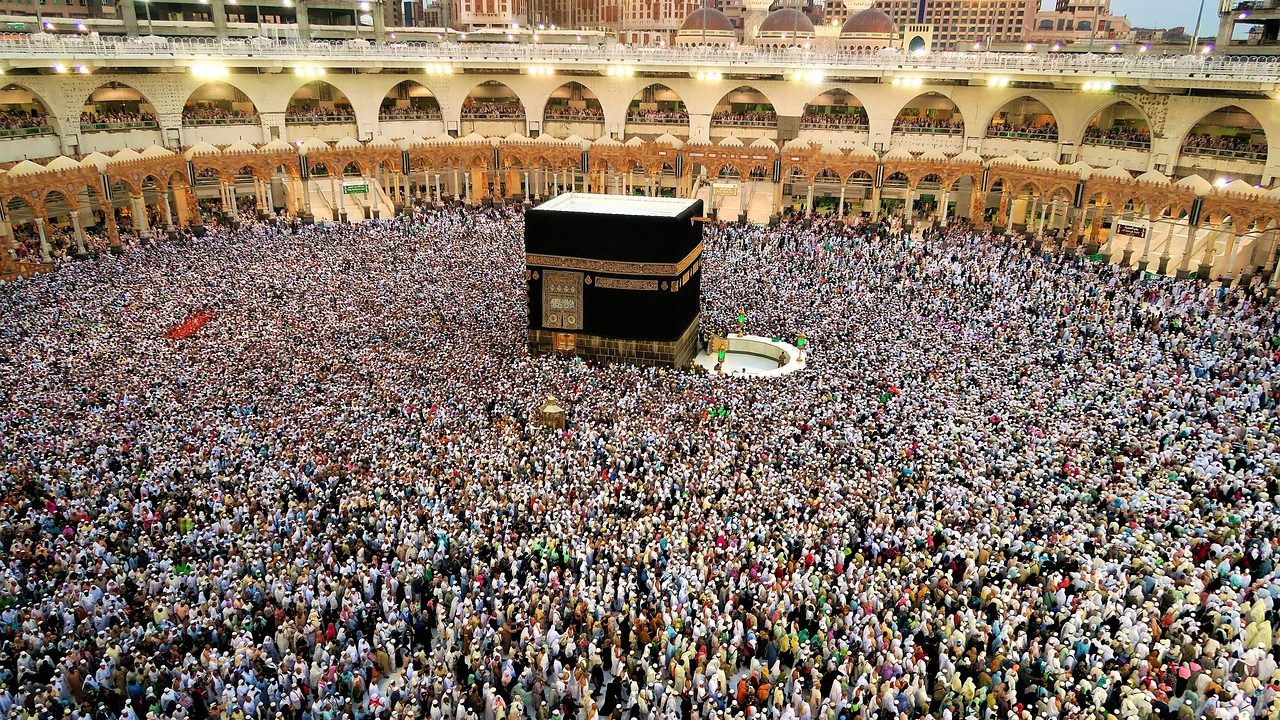 Image of a crowded Mecca scene with pilgrims surrounding the Kaaba.
Part of Meezan Bank's Umrah package promotion on easy installments."